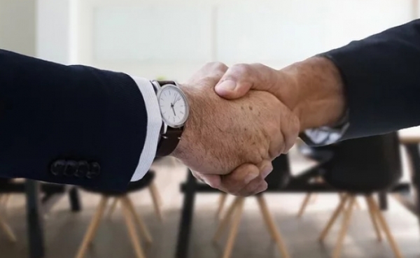 Strangerea mainilor vs stranutat