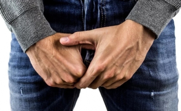 De ce atarna testiculele?