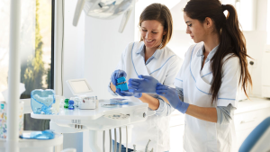 Avantajele unei colaborări cu laborator cu experiență în protetică