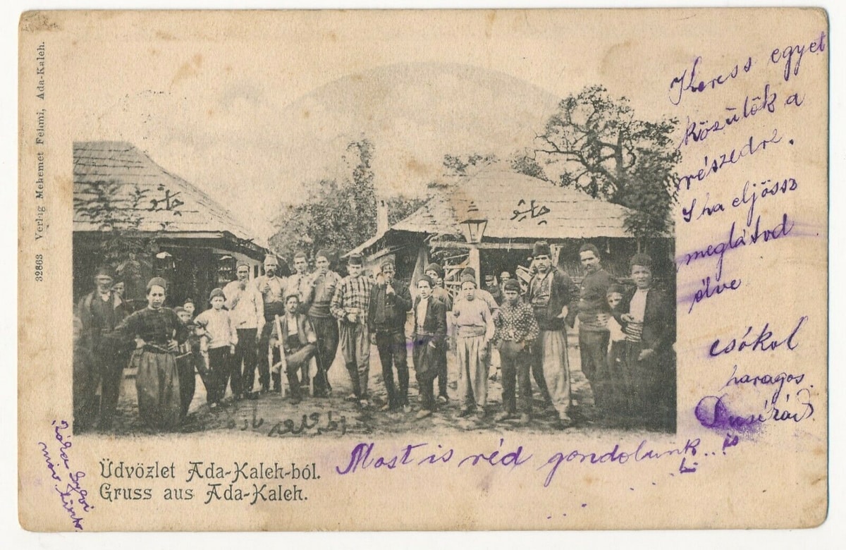 Carte poștală din 1901 cu un grup de oameni pe Ada Kaleh