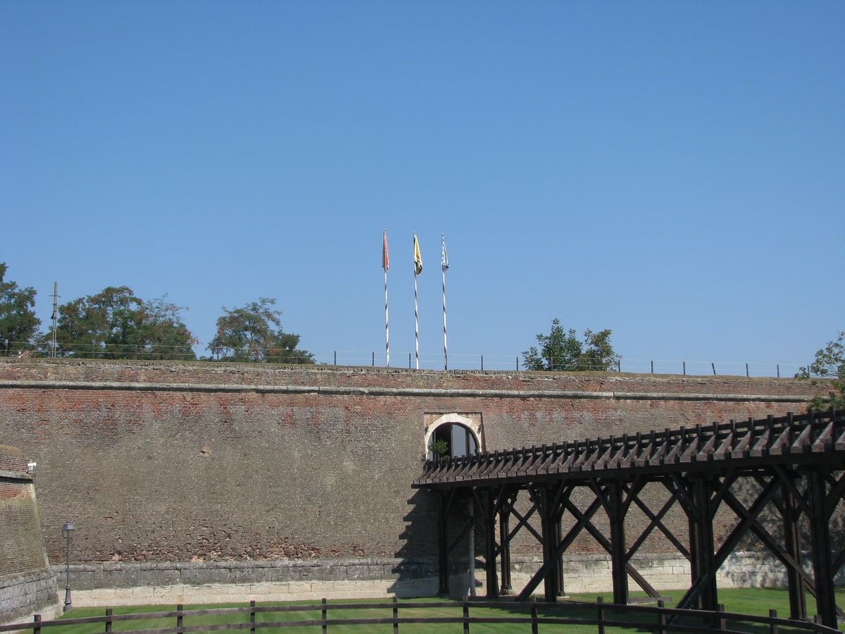 Pod și ziduri la Cetatea Alba Carolina, fotografie de arhivă din 2011