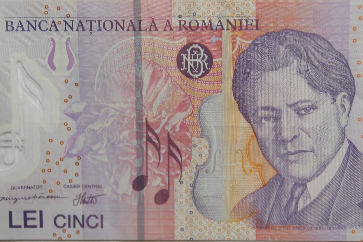 Detaliu al bancnotei românești de 5 lei, cu portretul lui George Enescu
