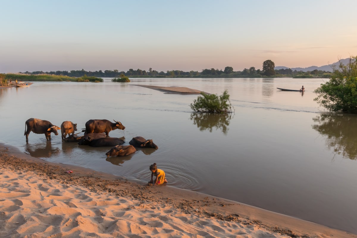Cer colorat la apus deasupra fluviului Mekong, la Don Puay în Laos, fotografie din 2017