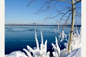 Lac înghețat deasupra, apă lichidă dedesubt: cum este posibil?