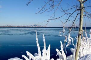 Gheață pe Lacul Ontario, cu Toronto la orizont, fotografie din 2005