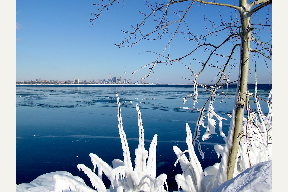 Gheață pe Lacul Ontario, cu Toronto la orizont, fotografie din 2005