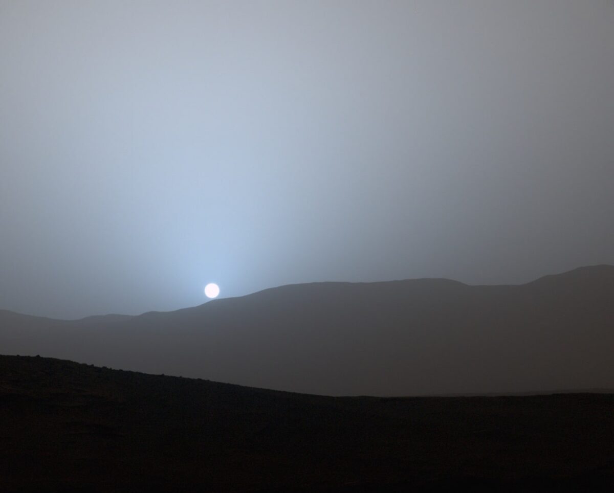 Fotografia întreagă a apusului observat de Curiosity în craterul Gale
