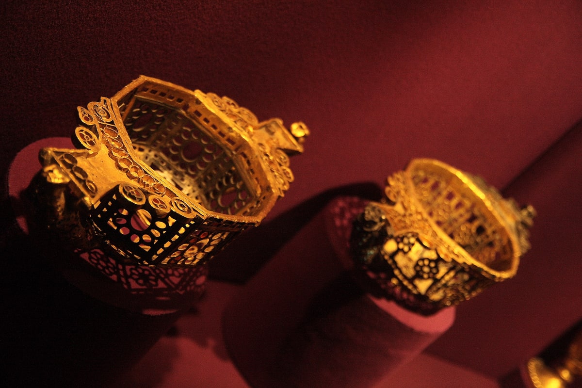 Vase poligonale din tezaurul de la Pietroasa, fotografiate la MNIR în 2011