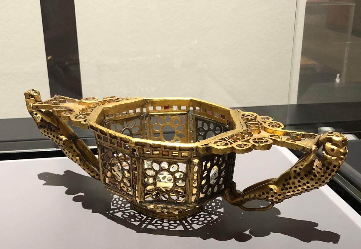 Vas poligonal din tezaurul de la Pietroasa, număr de inventar MNIR 11428