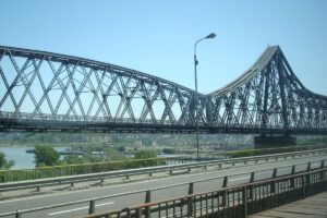 Podul feroviar istoric Anghel Saligny peste Dunăre, fotografiat în 2010 de pe podul mai nou