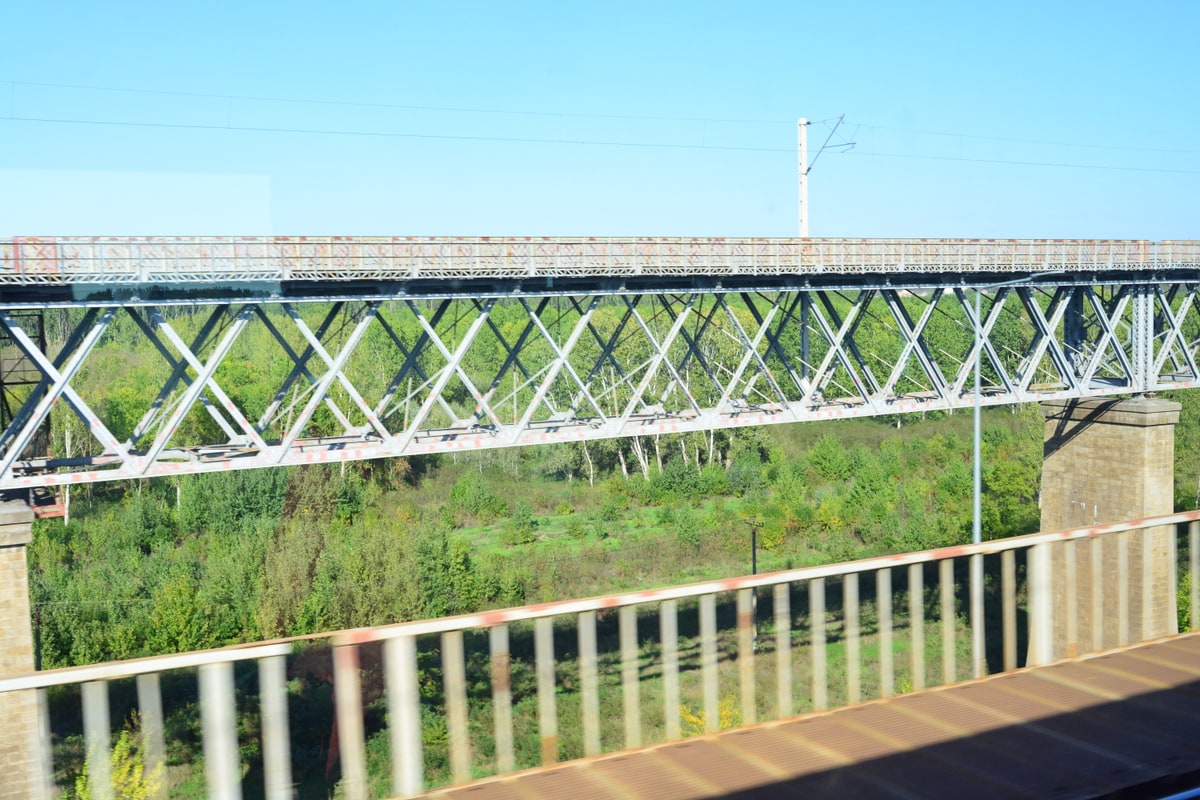 Structura metalică a podului Anghel Saligny, văzută de pe podul Cernavodă în septembrie 2024