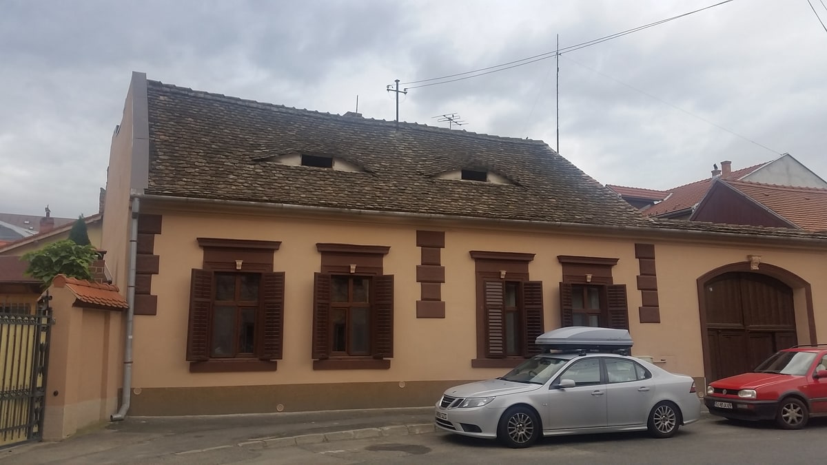 Casă din Sibiu cu două lucarne alungite în acoperișul de țiglă, fotografie din 2017
