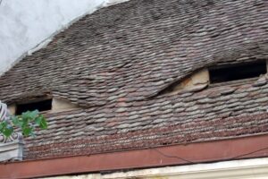 Două lucarne de tip ochi într-un acoperiș de țiglă din Sibiu, fotografie din 2007