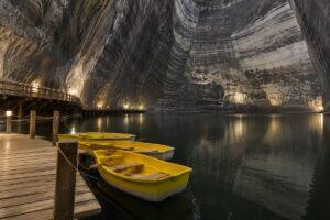 Ilustrație AI inspirată de lacul subteran al Salinei Turda, cu bărci și pereți de sare